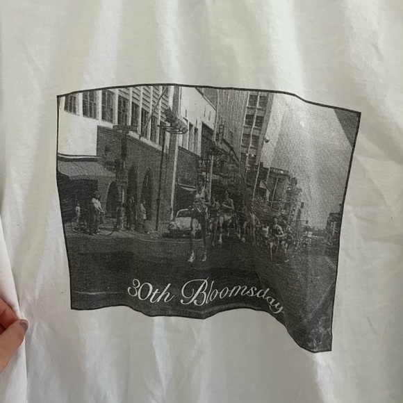 ⚪️GILDAN: Men’s size M, “30th Bloomsday” white long sleeve t-shirt, preowned. - Picture 2 of 8